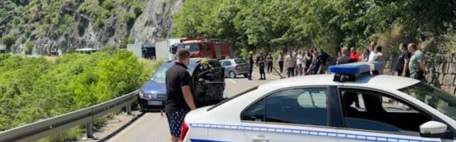 AUTOMOBILI SMRSKANI, U JEDNOM BILA BEBA STARA SAMO 15 DANA! Težak sudar na Ibarskoj magistrali! (FOTO)
