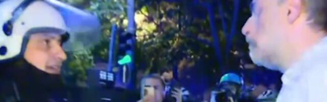"DA IZBEGNEMO PROLIVANJE KRVI" Reakciju policajca svi treba da vide! Našao se licem u lice sa opozicionarom, pa poručio: "Ja ću vas kao čovek zamoliti..."