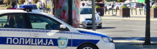AUTOMOBIL ZAVRŠIO NA BOKU, DELOVI RASUTI PO PUTU! Teška nesreća kod Bubanj Potoka (FOTO)