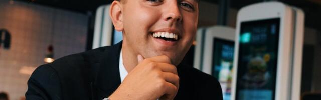 FOTO | „Olen endiselt elumerelainetel.“ Hensugusta nautis pidu blondi kaunitari seltsis