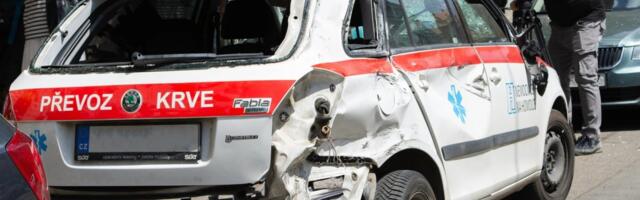 Tšehhi poliitik sõitis Prahas vilkuritega kiirabiautosse sisse
