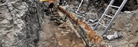 Roosikrantsi tänaval avastati ootamatult muinasaegseid arheoloogialeide