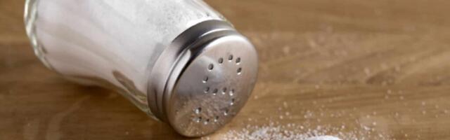 Puista peotäis soola põrandale – põhjus, miks nii paljud seda teevad