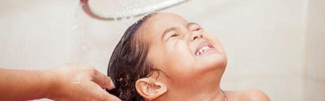 Ema peseb nelja-aastase tütre juukseid äädikaga