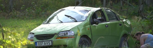 Reporter: Autost kaksikõe välja visanud purjus naine paiskus avarii tagajärjel autost välja