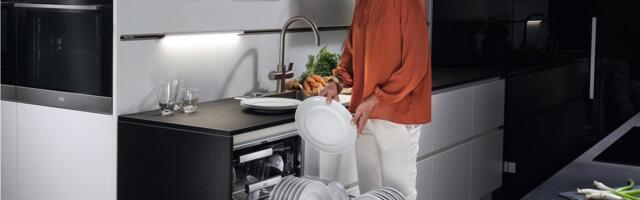 Lugeja küsib: kas nõud tuleks enne nõudepesumasinasse panemist üle loputada?