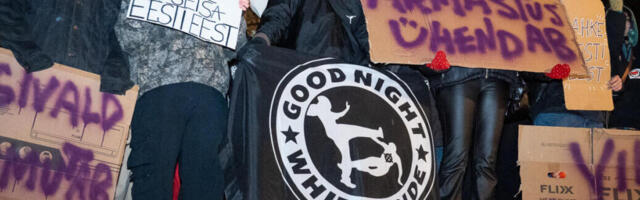 Kaetud maskidega rassistid kutsusid politsei pilgu all valgeid ründama