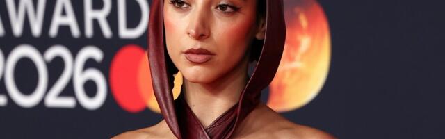 FOTOD | Maitsetuse tipp? Briti laulja ilmus punasele vaibale särgi ja rinnahoidjata