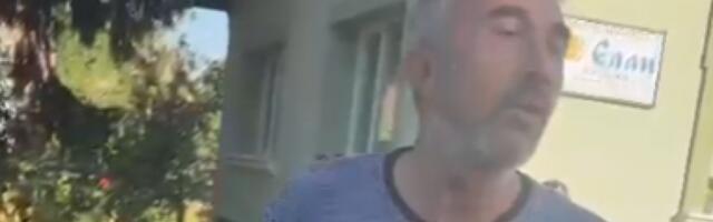 PRVO PRIVOĐEN ZBOG KUPOVINE GLASOVA, SADA NASRĆE NA NOVINARE Pogledajte šta radi aktivista opozicije u Kosjeriću (VIDEO)