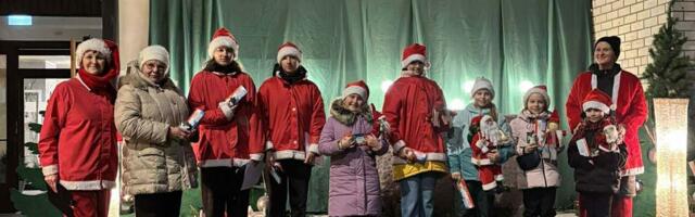 Aru­kü­la koo­li­tüd­ru­kud esi­ta­sid rah­va­ma­ja ees jõu­lue­ten­du­se