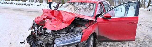 VIDEO JA FOTOD | Viljandimaal põrkasid kokku auto ja veok. Kaks inimest viidi haiglasse