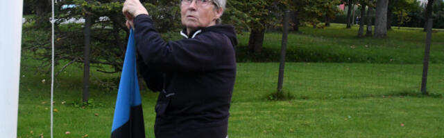 PÜHAPÄEVAL LEHVIVAD SINIMUSTVALGED LIPUD ISADE AUKS