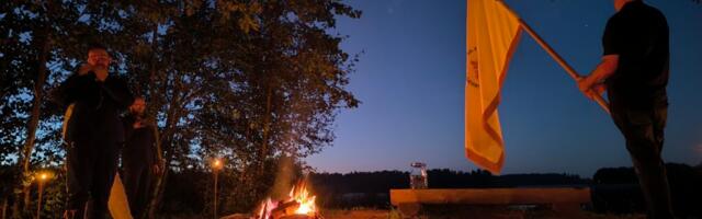 Eesti Rahvuslased ja Konservatiivid pühitsesid oma lipu Pühajärve hiiepaigas