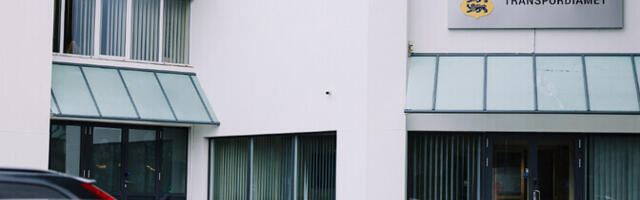 Жители Эстонии выстраиваются в очереди на регистрацию автомобилей