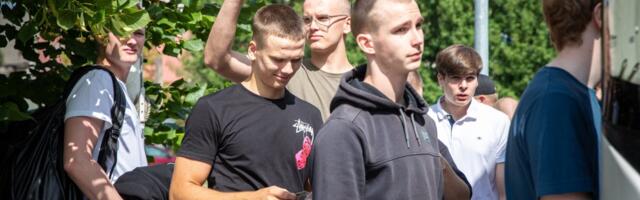 VIDEO | „SEE ON UUS KOGEMUS.“ Noored lähevad ajateenistusse, pered jäävad igatsema