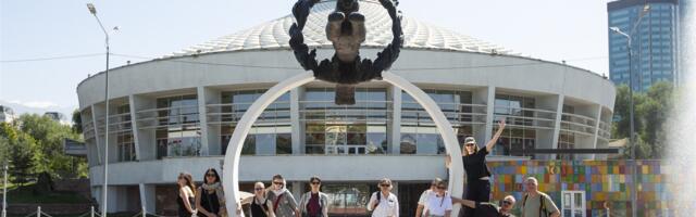 Kesk-Aasias, tund aega enne avamist