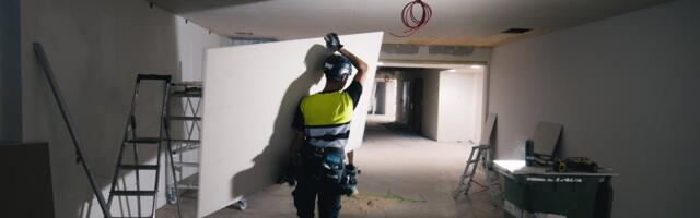 Pesu ehitusjärgus hoone aknal võib viidata inimkaubandusele_ ekspert kutsub üles märkama orjatööd