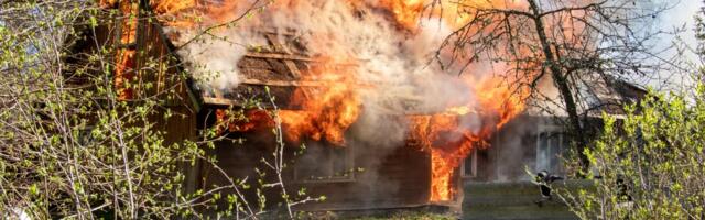 GALERII | Saaremaal panid päästjad maja põlema, et see siis kustutada