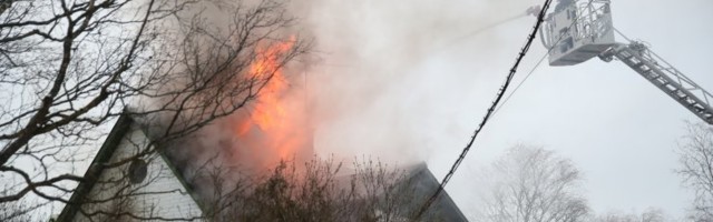 FOTOD | Mõigus hukkus tulekahjus inimene, elumaja põleb lahtise leegiga