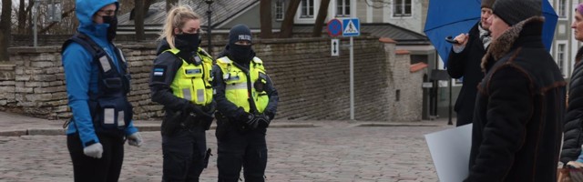Politsei piirab nakkusohu tõttu Toompea lossi platsil avalikul koosolekul osalejate hulka