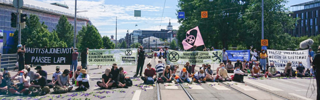 KUUM: Helsingi kesklinnas liiklus seisab, põhjuseks kliimasõdalaste meeleavaldus