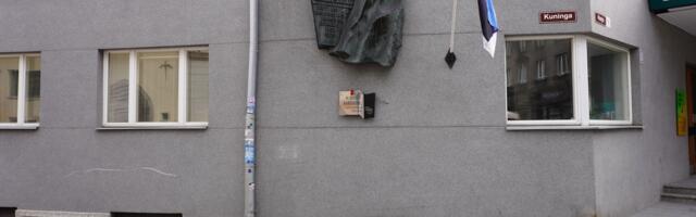 PILTUUDIS ⟩ Küüditaja Smuuli bareljeefi ehtisid Euroopa päeva puhul punased nelgid