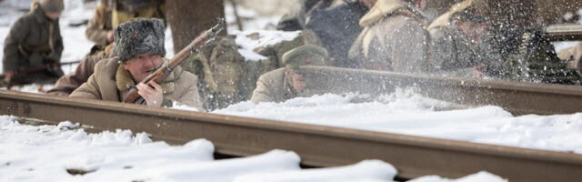 SUUR GALERII: taaslavastatud lahing Sõjamuuseumi soomusrongi juures