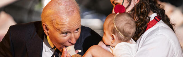 President Biden oli topis, juurvili ja käpiknukk tont teab kelle kindlates kätes