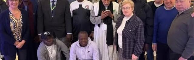 Maailma kabeliidu president Janek Mäggi poseerib ühel pildil Putini partei aktiivse liikmega. „Fotodele sattumine on presidendi paratamatus“