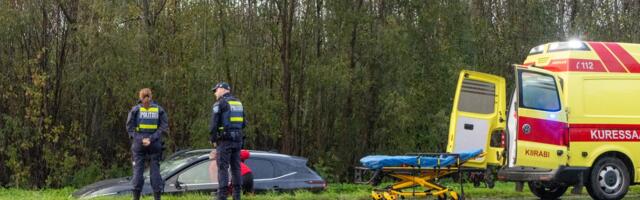 FOTOD | Saaremaal Kuressaare lähedal sõitis mees autoga kraavi
