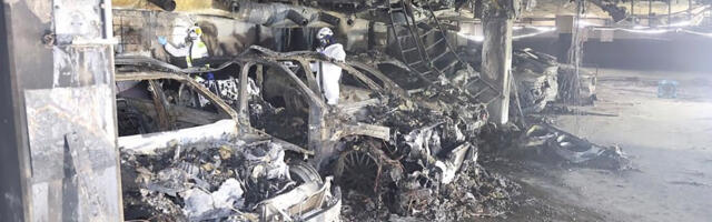 PILDID: Tampere parkimismaja laastav tulekahju sai alguse laadima pandud hübriid-Audist