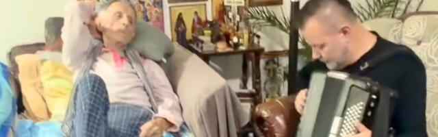 Poslednji snimak iz doma Kosmajca: Pred smrt poželeo da mu sinovi sviraju i pevaju, ležao okružen najmilijima