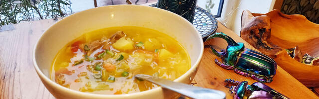 Kapsasupp väikese tomatiga