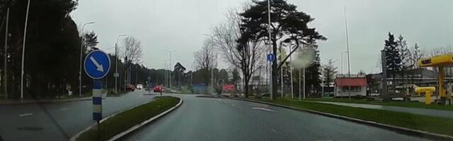 VIDEO | Liiklusraev ja võimuvõitlus reavahetusel lõppes kummuli autoga
