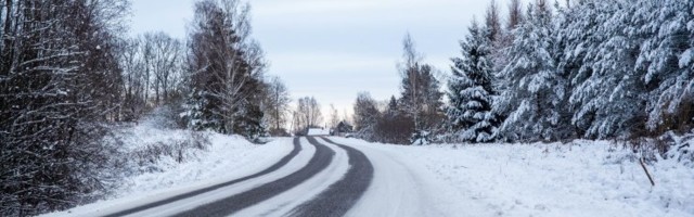 Transpordiamet: külm ja jätkuv lumesadu põhjustavad teedel libedust