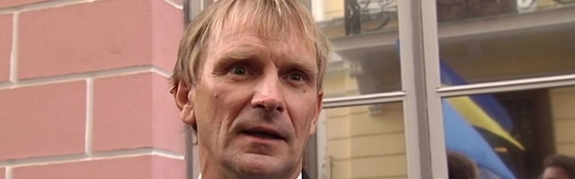 Reporter: Isamaa liige pahvis riigikogu tööajal e-sigaretti