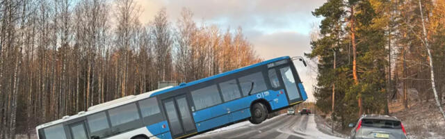 Soomes avanes erakordne vaatepilt: buss kraavis, juht õhus