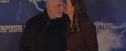 Lazar Ristovski i Anica Lazić se poljubili na premijeri filma "Gospodar oluje": Romantičan gest pred svima (VIDEO)