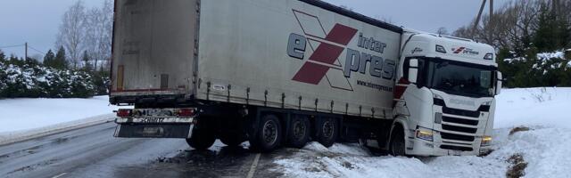 FOTOD | Ootamatu jäävihm pillutas Viljandimaal rekka kraavi. Teed on üle Eesti ülilibedad