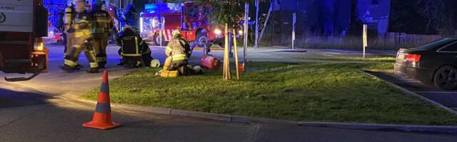 Paide linnas põleb mahajäetud maja, piirkonnas palutakse elanikel hoida uksed-aknad suletuna