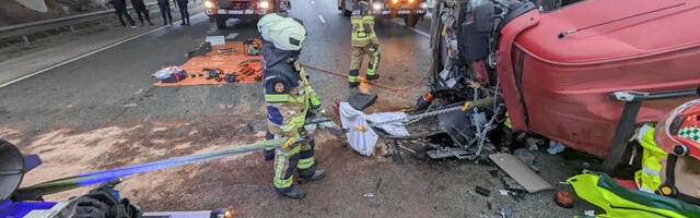 PILDID: Vaida viaduktil sõitis veoauto läbi põrkepiirde ja kukkus Tallinna-Tartu maanteele, liiklus Tallinna poole on suletud
