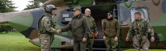 President Karis külastas õppust Pikne ja kohtus Tapal prantsuse helikopteripilootidega