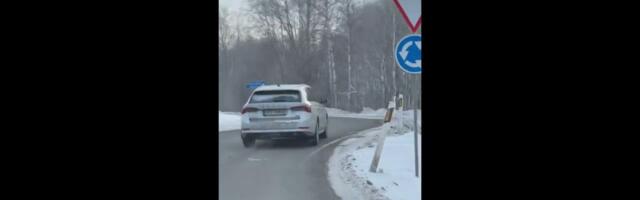 Pealinna suunduvaid autosid piirasid noormehed plakatitega