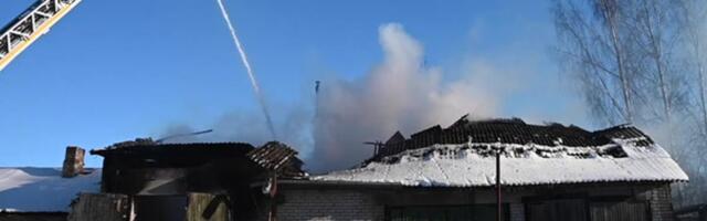 VIDEO JA FOTOD | Viljandimaal põleb lahtise leegiga suur garaaž, kustutustööd kestavad