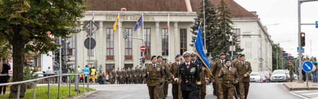 Kaitseväe Akadeemia alustas uut õppeaastat piduliku jalutuskäiguga Tartu linnas