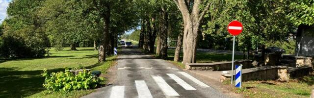 Tartumaa piirkonnapolitseinikud rääkisid Luunja lastele liiklusohutusest ja aitasid värvida uue ja särava sebra