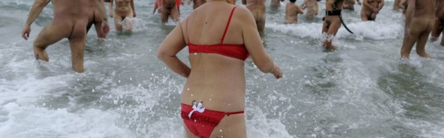 KOLUMN | Margit Adorf: nudism ja naabrivalve - koduaias päevitajad jäävad politsei vastu võitjaks