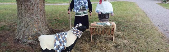 Jõu­lu­sõim Kuu­sa­lu ki­ri­ku juu­res ja ad­ven­di­tu­le­de süü­ta­mi­ne Ida-Har­jus