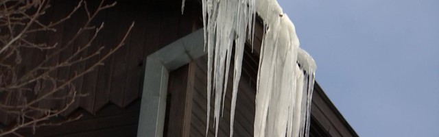 Reporter: Räästate alla on tekkinud ohtlikud jääpurikad