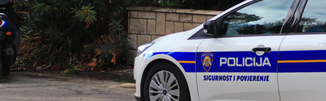 MOTOCIKLISTA SE ZAKUCAO U KOMBI I POGINUO! Policija na licu mesta!